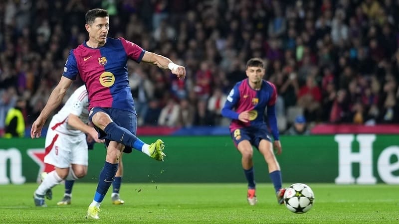 Lewandowski là cầu thủ thứ 3 đạt 100 bàn tại Champions League