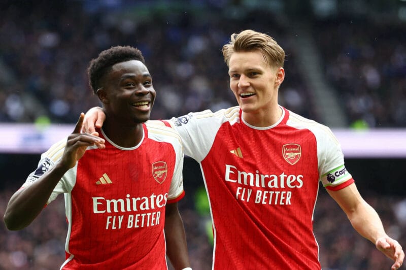 Saka và Odegaard thăng hoa, Arsenal bay cao tại Ngoại hạng Anh
