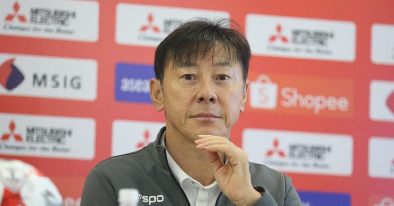 HLV Indonesia 'bóp cổ' thành viên BHL ĐT Việt Nam