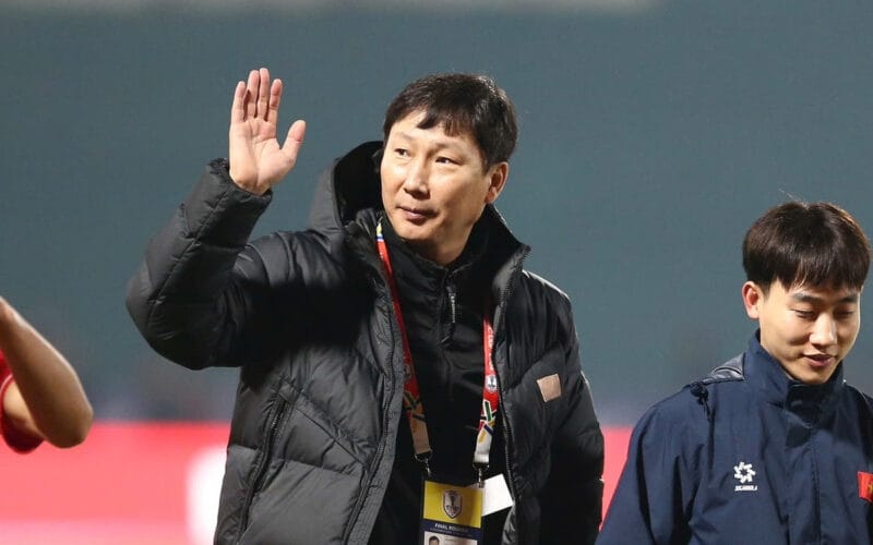 HLV Kim Sang-sik vui mừng sau chiến thắng của ĐT Việt Nam.