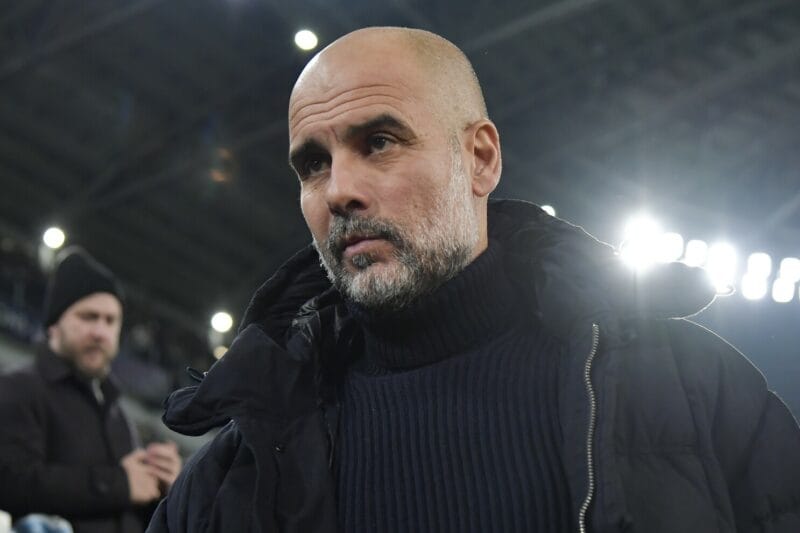 HLV Pep Guardiola đối mặt nhiều áp lực.