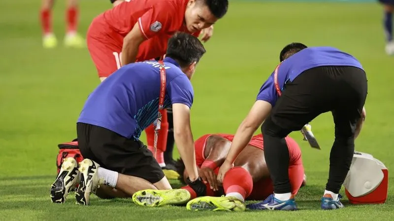 HLV Kim Sang Sik có hành động ấm lòng với Xuân Son