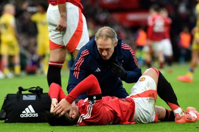 Lisandro Martinez gặp chấn thương sau một pha va chạm.